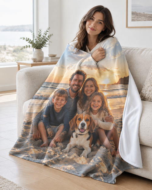 Plaid photo personnalisé avec une photo de famille, posé sur un canapé